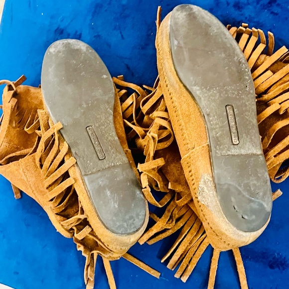 Minnetonka Women's 3-Layer Fringe Boot - Picture 2 of 4